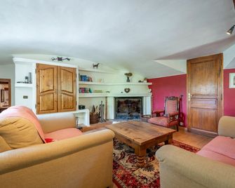 4 Bed Mas Near Menerbes, Beautiful Gardens, Pool, Wonderful Views of the Valley - Menerbes - Huiskamer