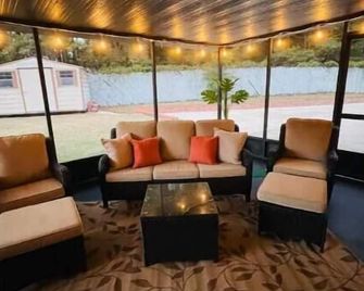 Family-sized house with plenty of space with game room & covered patio - Dothan - Lounge