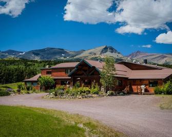 Luxury lodging minutes from Glacier National Park. - East Glacier Park - Bâtiment