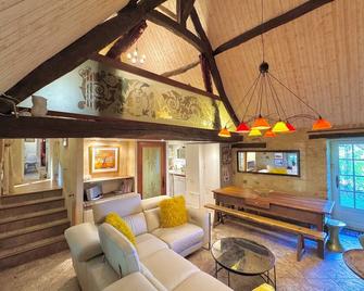 Near Sarlat, Green Ecrin +private Jacuzzi & 30°C Pool/Spa Access - Simeyrols - Sala de estar