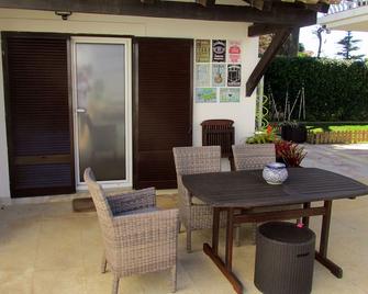 Enjoy privacy with a swimming pool and garden near the beach - Cascais - Patio