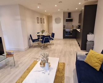 2 Bed Affordable Luxury City Centre Flat - Birmingham - Living room
