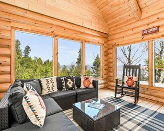 Gorgeous custom built log home on Lake Superior - Schroeder - Living room