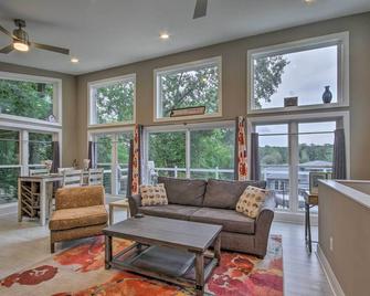 Waterfront Greenwood Getaway with Deck and Grill! - Greenwood - Obývací pokoj