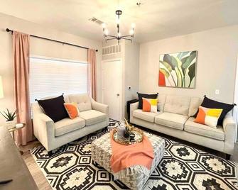 4 Bedroom Campus Condo with Pool - Stillwater - Living room