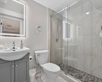 Tranquil Garden Level Retreat Near Ubc & Airport - Vancouver