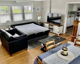 Beach Ready 3-bdrm house, Short Walk to Private Beach and Park, Lots of Parking - Niantic - Living room
