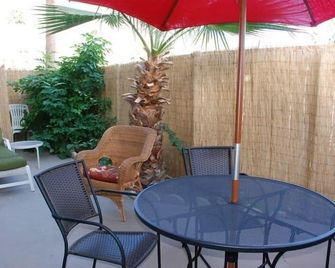 Comfortable Ground Floor Apartment in Historic Ocotillo Lodge with private patio - Palm Springs - Patio