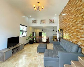 Terra Vascileia w/ garden and mini pool and basketball court along Tagaytay area - Tagaytay - Living room