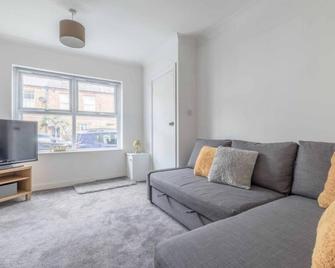 Stylish Apartment 5 min Walk to Castle - Windsor - Living room