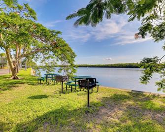 Coastal-Zen Ruskin Retreat 1 Mi to Beach! - Ruskin - Innenhof