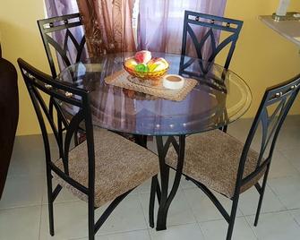 Cozy Two Bedroom Getaway - Old Harbour - Dining room