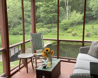 Serene Hillsdale Cottage Amped with Tech and Wifi - Hillsdale - Living room