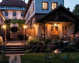 Living in the city palace, spacious 4-person apartment with wood-burning stove - Lahr - Building