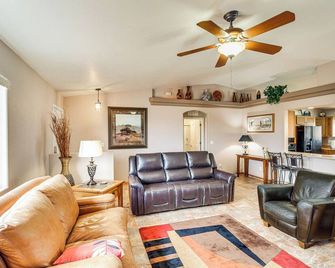 Grill And Dine Outside Lake Havasu Home - Lake Havasu City - Wohnzimmer