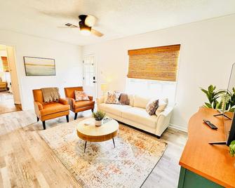 Charming 2-bedroom house in Ardmore with AC, WiFi. Enjoy your stay - Ardmore - Living room