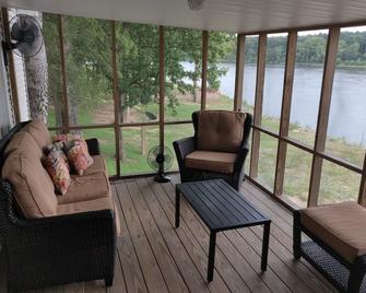 Tennessee River Retreat, Pickwick. Have a house to yourselves. Fisherman's Gold\n - Savannah - Living room