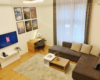 Square 16 Apartman - Absolutely Central Location With Self Check In - Steinamanger - Wohnzimmer