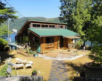 Oceanside dream vacation property with four bedrooms and two bathrooms - Egmont - Building