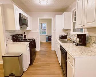 Charming 3-bedroom house with AC and WiFi in Osceola near Big River Steel - Osceola - Küche