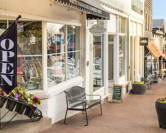 Parkville Apartment: King Bed, Downtown Shopping - Parkville