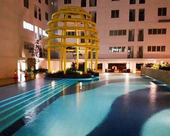 Nice And Strategic Studio At Bassura City Apartment - 雅加達 - 游泳池