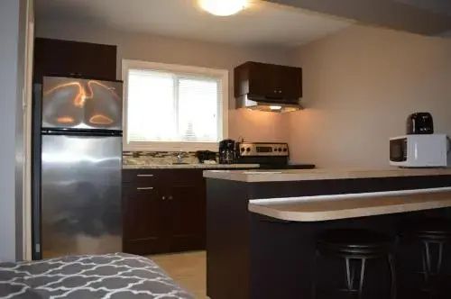 94 Motel & Rv Park - 100 Mile House - Kitchen