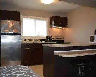 94 Motel & Rv Park - 100 Mile House - Kitchen