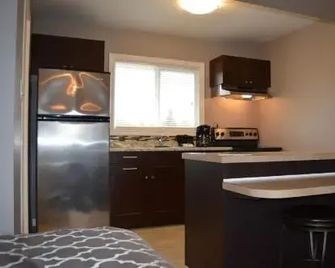 94 Motel & Rv Park - 100 Mile House - Kitchen