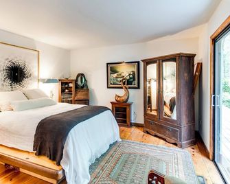 Winter Rental: Secluded 8 Acres, 4 Bedrooms, Sauna, Hot Tub, Pet Friendly - East Hampton - Bedroom