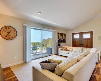 Kona Coast Hideaway with Patio and Pacific Ocean Views - Kailua-Kona - Pokój dzienny