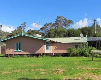 Birchfield Farmstay Chalet - Gnaranbup - Building