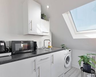 Superb Apartment with parking - Harrow - Kitchen