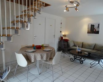 Gîtes Le Bout du Monde - 르콩케 - 다이닝룸