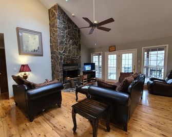 Waterfront Cabin Franklin Area with View Sleeps 7 - Otto - Living room