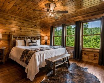 Cubs Den Cabin | Luxe Views, Hot Tub + Fire Pit Retreat + Biltmore Pass - Mars Hill - Bedroom