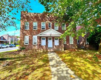 Cozy Walk up King Bed fast WiFi - Wilmington - Edificio
