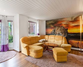 Ruhige Gartenwohnung in Dresden - Dresden - Living room