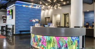 Aloft Newport on the Levee - Newport - Front desk