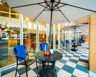 Bastion Hotel Arnhem - Arnhem - Patio
