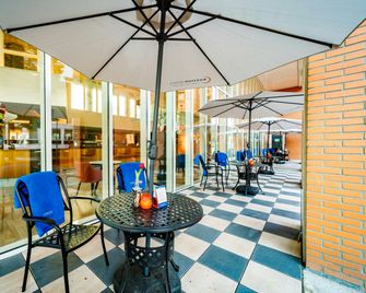 Bastion Hotel Arnhem - Arnhem - Patio