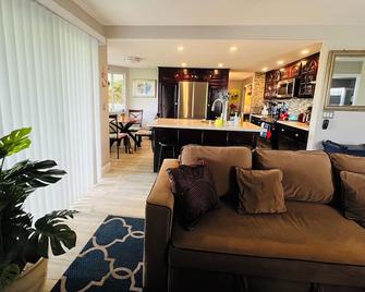 Home away from Home.Family & Pet friendly30+days - Canyon Lake - Sala de estar