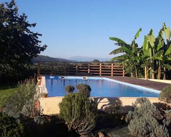 Gite for 5-8 people, swimming pool, absolute calm, panorama on the Pyrenees. - Arrouède - Piscina