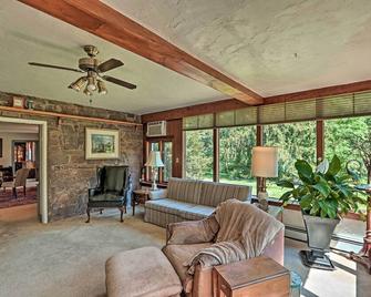 Morgan Hughes Homestead with Game Room and Pool! - Lansdale - Living room