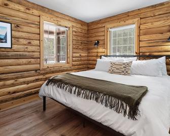 Pine Loop Log Cabin - 3 bedrooms / 1 Bath, Hot Tub, Dog-Friendly - La Pine - Bedroom