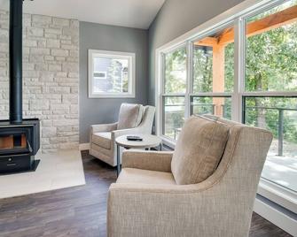 Modern Norfork River Cabin Rental w/ Shared Dock! - Mountain Home - Living room