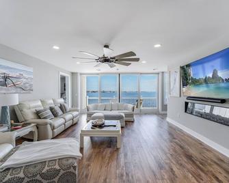 Beautiful waterfront 8-BR house w pool patio, outdoor bar, dock, putting green! - Brick - Living room