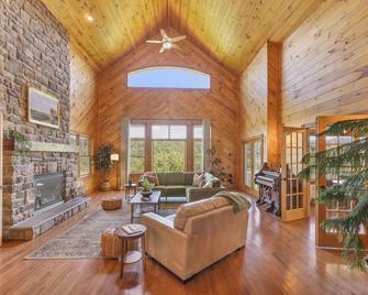 11bd Getaway at Walker Lake Wildlife Outdoors - Middleburg - Living room