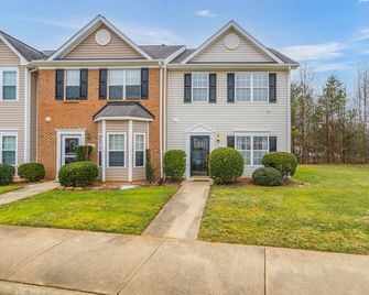 Quiet, Pet Friendly Townhome - 2 Kings/1 Queen, Fire Pit, close to downtown - Greensboro - Building