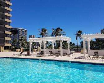 Renovated and clean studio in Waikiki for two with amazing views - Honolulu - Piscina